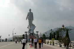 Người dân thành phố Hoà Bình lên thắp hương trên tượng đài Hồ Chí Minh bên công trình thuỷ điện Hoà Bình